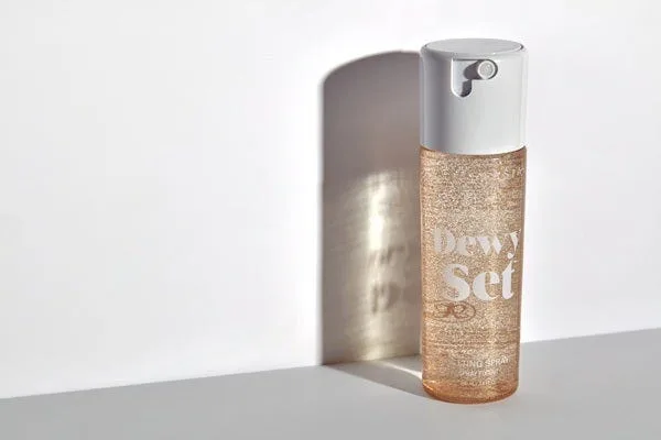 Лак для волос с кокосом и ванилью ANASTASIA BEVERLY HILLS Dewy Setting Spray 1 шт — фото 2