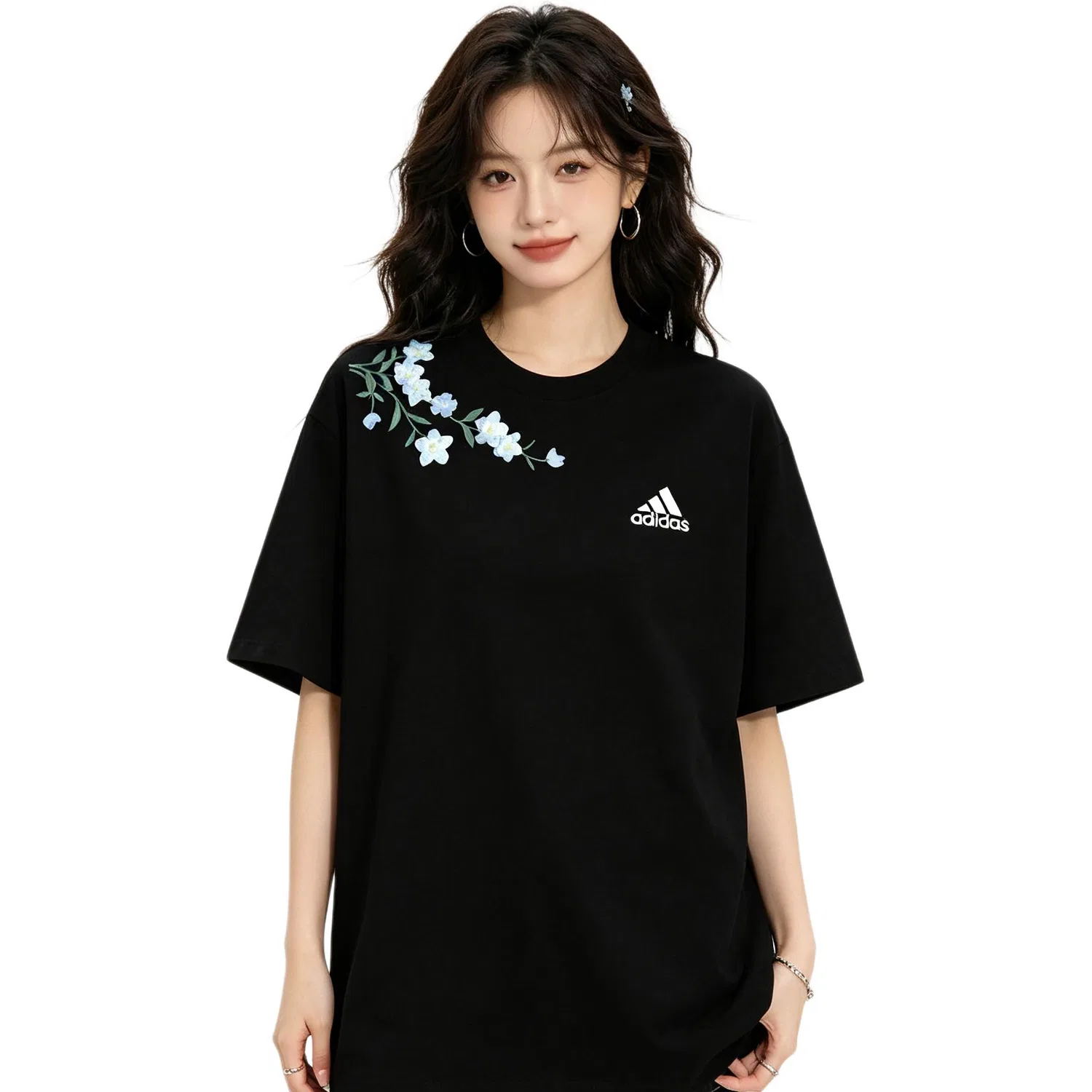 Футболка Adidas MUST HAVES с цветочным принтом черная — фото 4