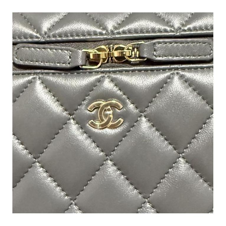 CHANEL Косметичка из овчины женская темно-серая — фото 4