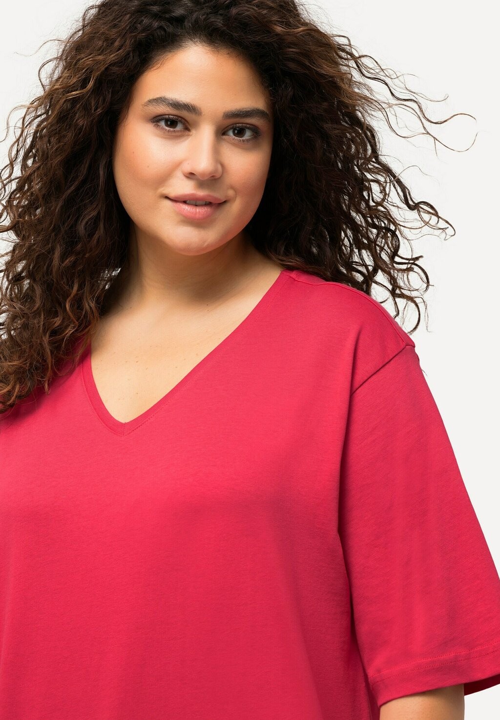 

Базовая футболка PLUS SIZE RELAXED FIT V-NECK TEE Ulla Popken, красный металлик
