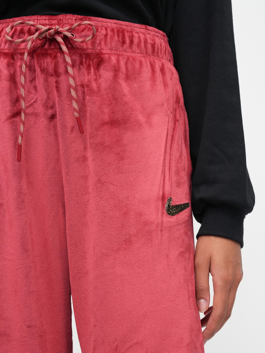 Nike Sportswear Широкие брюки в коралловом цвете — фото 2