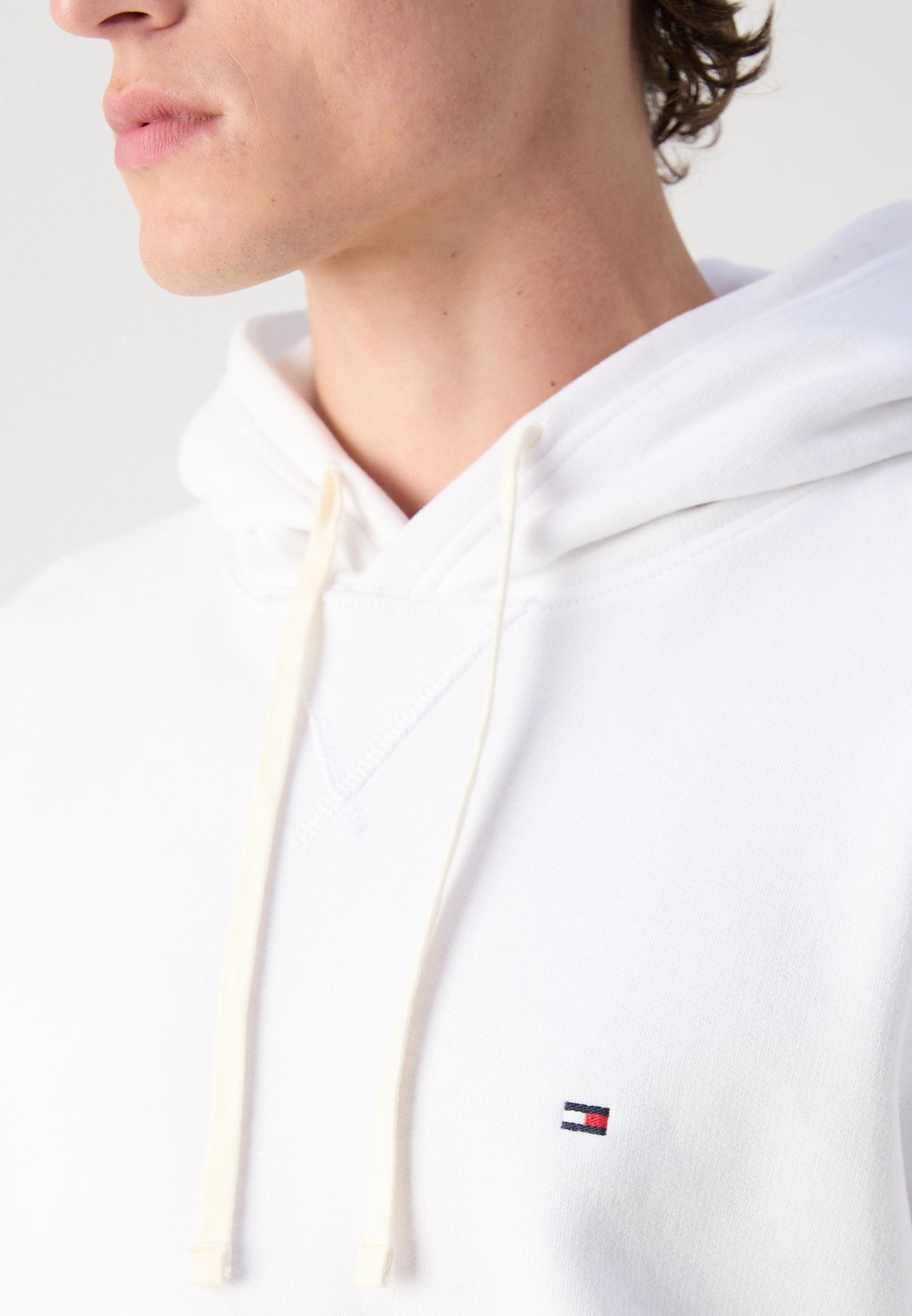 

Толстовка с капюшоном ESSENTIAL HOODY Tommy Hilfiger, белый