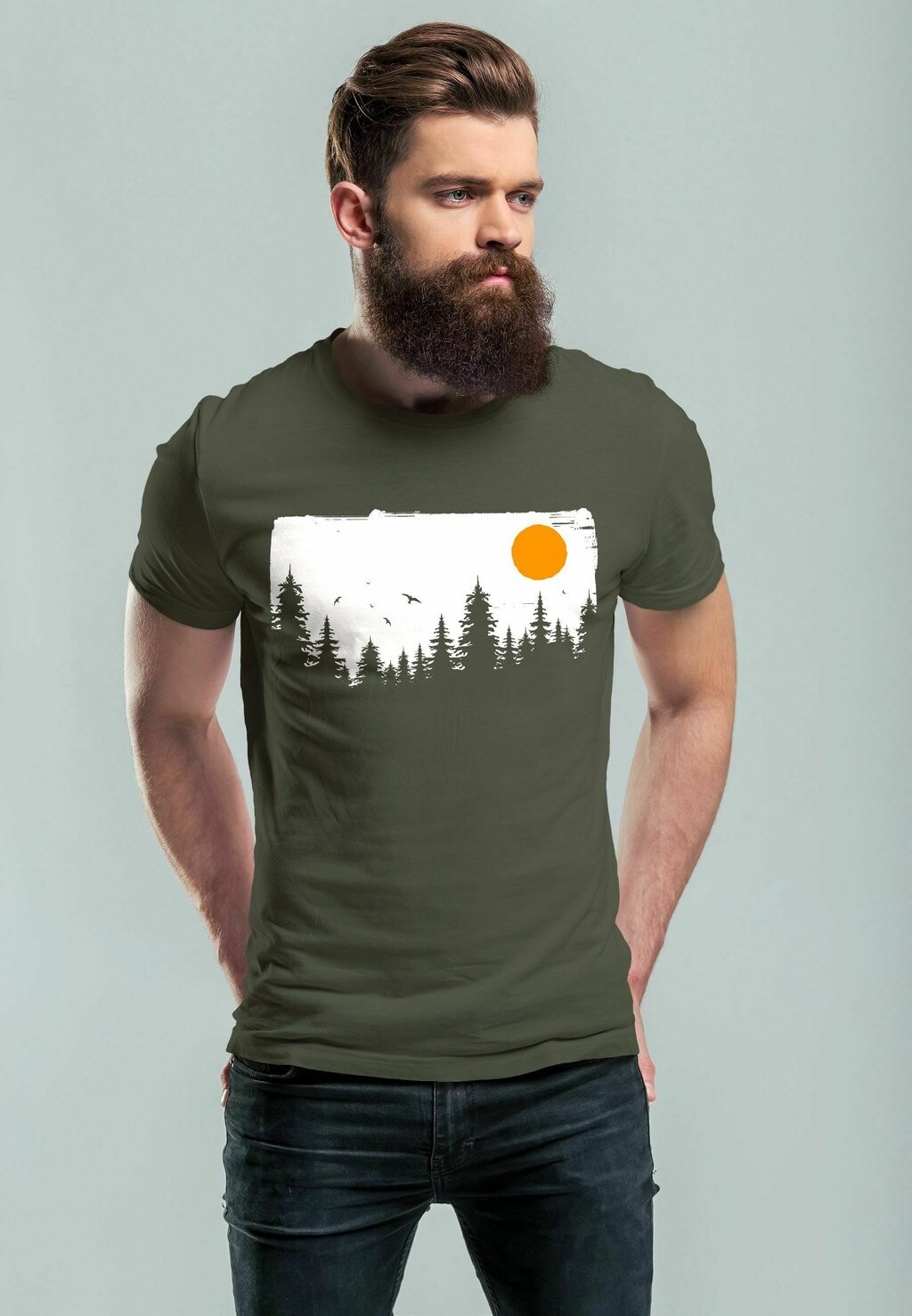 

Футболка с принтом HERREN T-SHIRT WALD BÄUME OUTDOOR ADVENTURE ABENTEUER NATUR-LIEBHABER FASHION STREETSTYLE NEVERLESS, цвет army