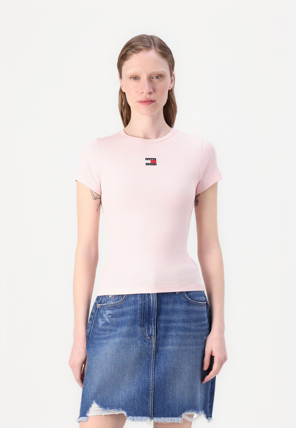 

Базовая футболка SLIM BADGE TEE Tommy Jeans, фуксия