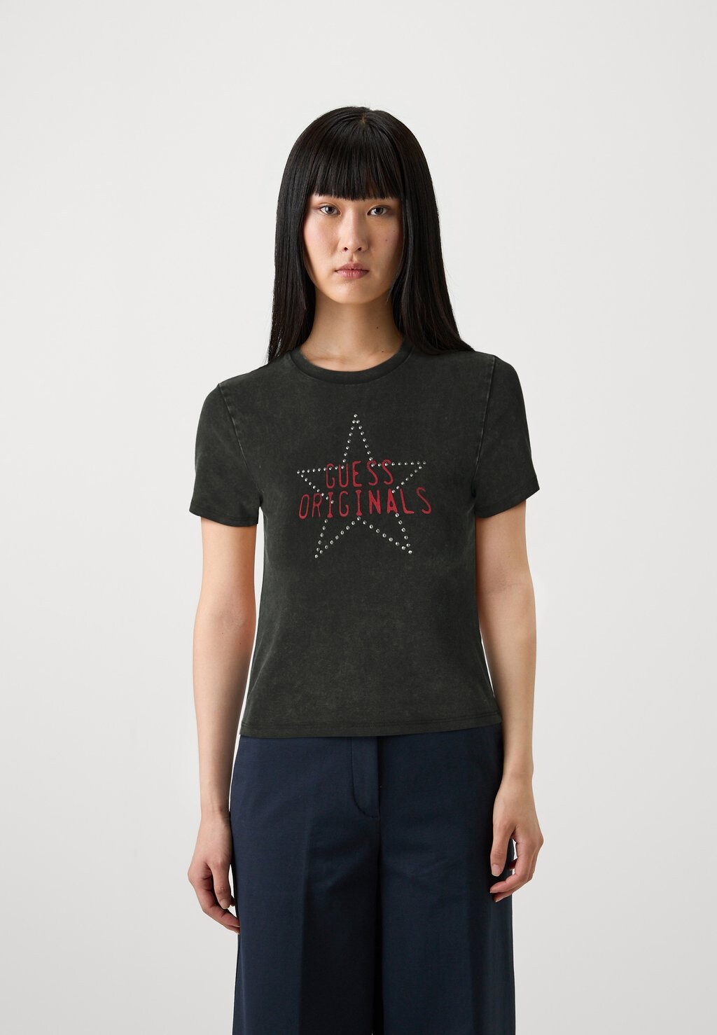 

Футболки с принтом GO STAR STUD BABY TEE Guess Originals, черный