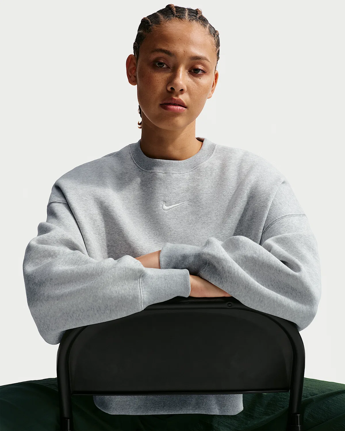 Женский оверсайз-свитшот с круглым вырезом Nike Sportswear Phoenix Fleece, Pure Platinum/Heather/Sail — фото 3