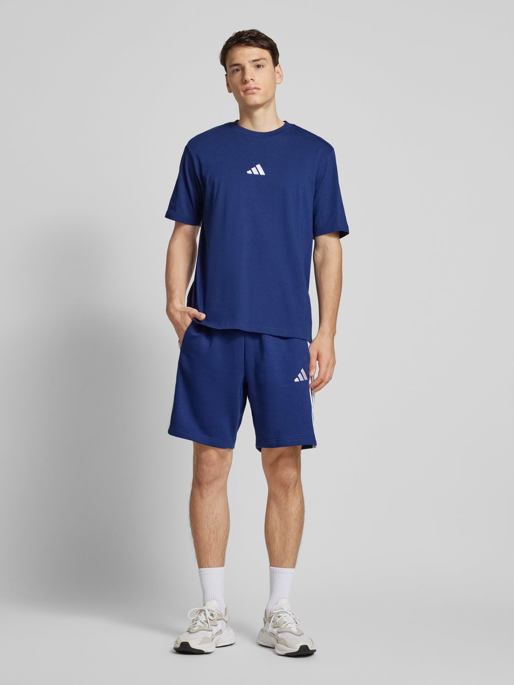 

Футболка с этикеткой ADIDAS SPORTSWEAR