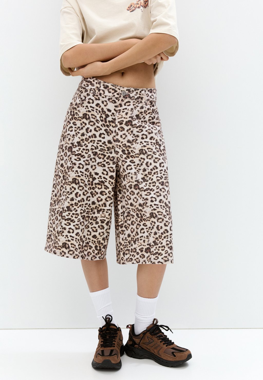

Джинсовые шорты LEOPARD PULL&BEAR, коричневый