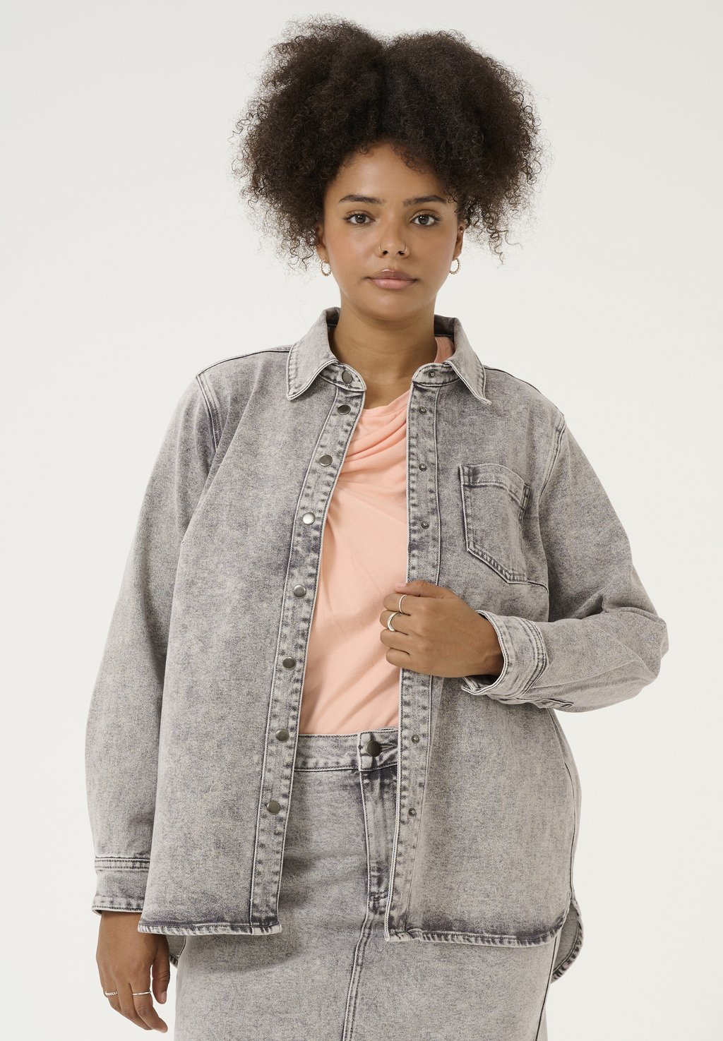 

Джинсовая куртка AMELINA Kaffe Curve, цвет Grey Washed Denim