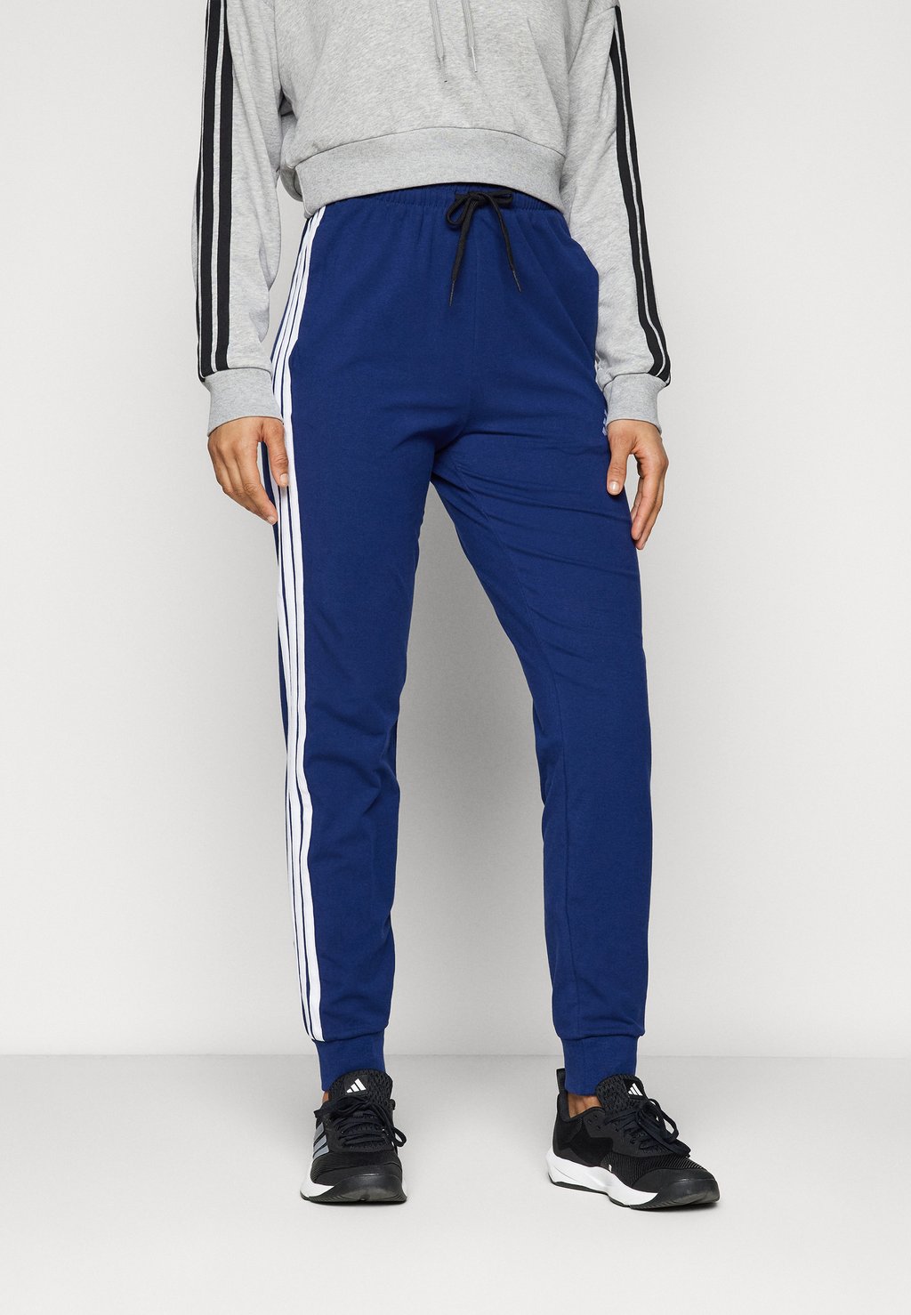 

Спортивные брюки ESSENTIALS 3-STRIPES JOGGER adidas Sportswear, темно-синий