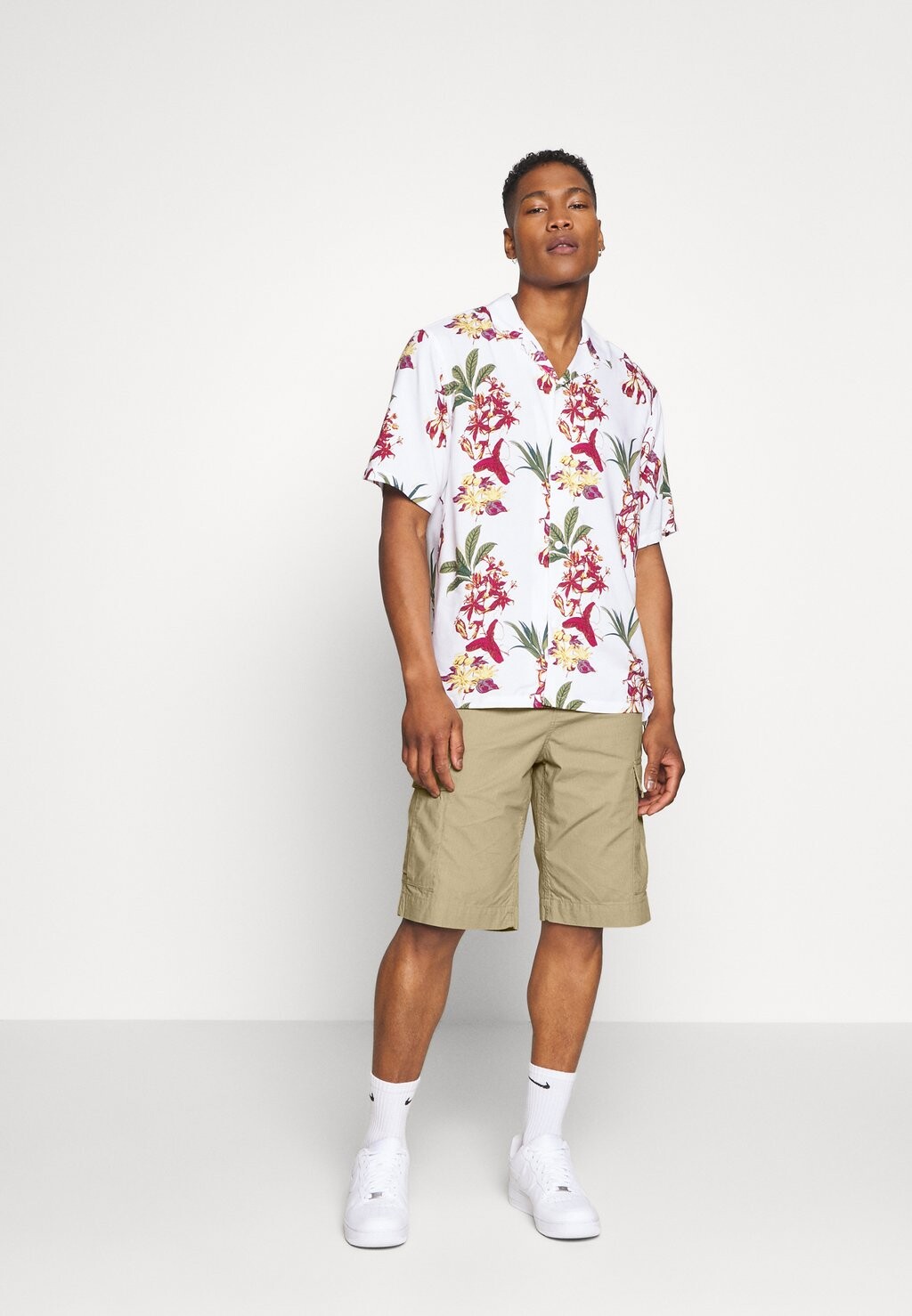 

Шорты Regular Cargo Columbia Carhartt WIP, кожа прополосканная
