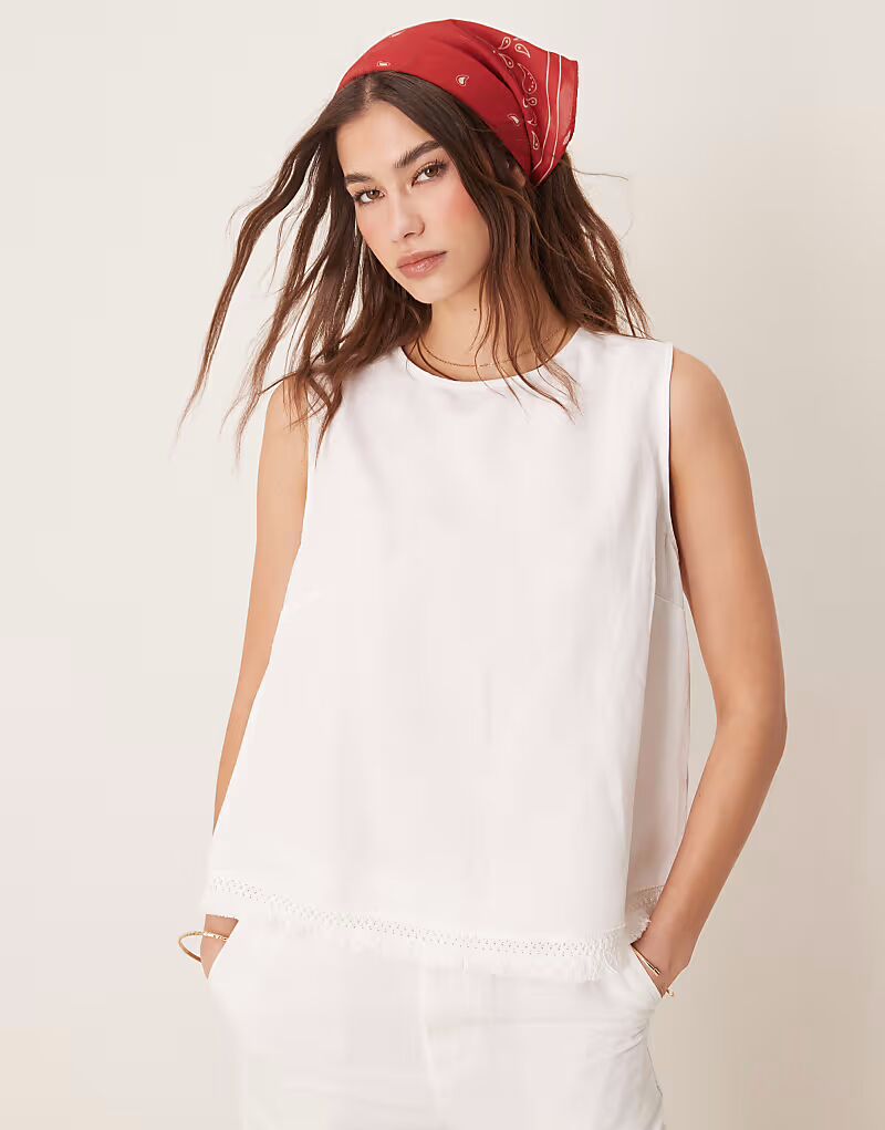 

Топ из льняной смеси с кисточками по низу, белый цвет Asos Design