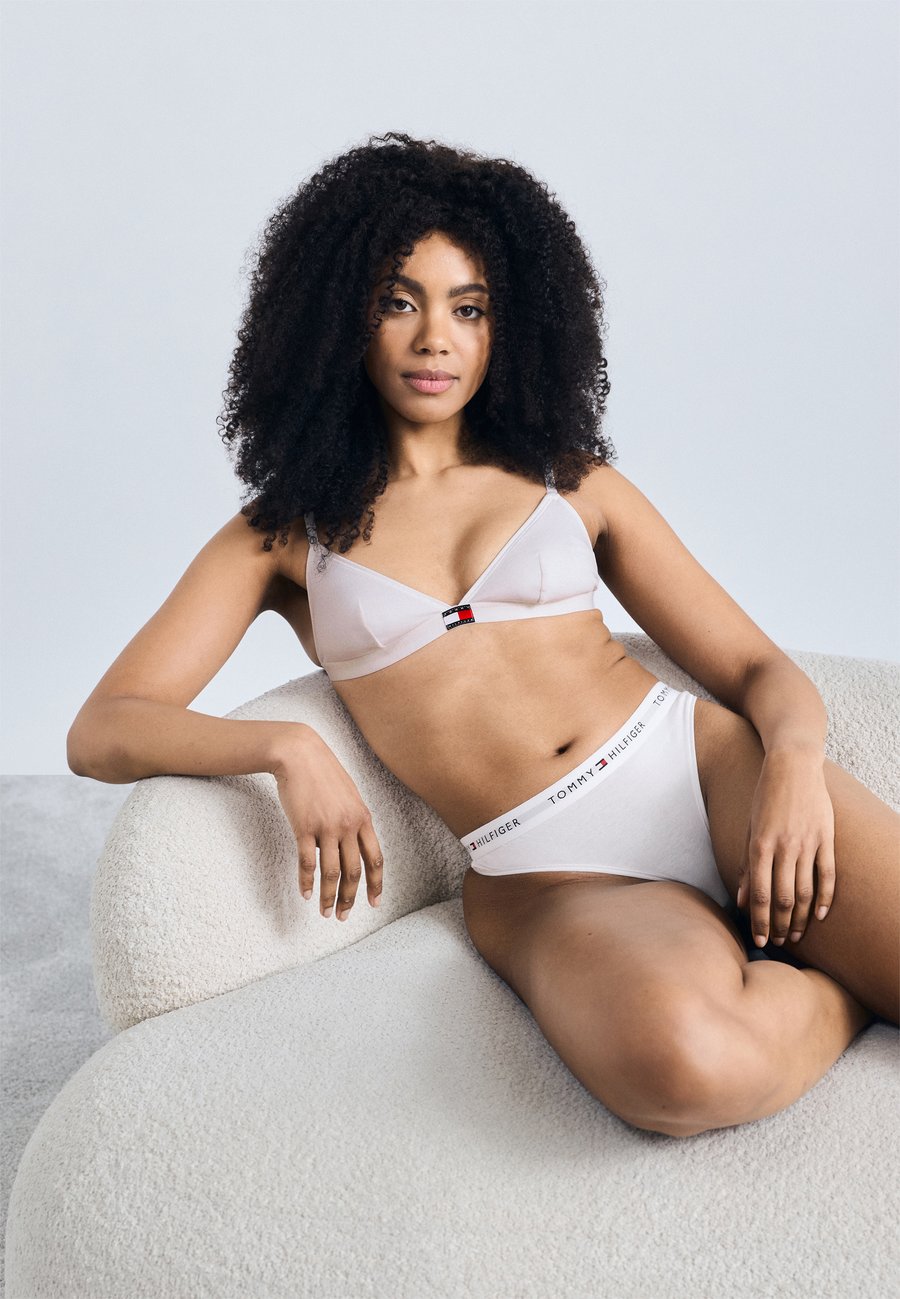 Трусы Tommy Hilfiger THONG 3 PACK, Desert Sky/White/Primary Red/Dark Blue — фото 3