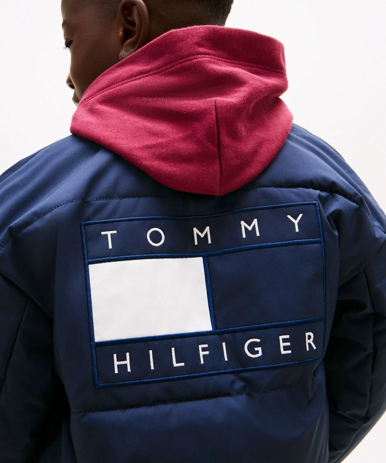 Куртка-бомбер Tommy Hilfiger мальчиковая утепленная разноцветная — фото 2