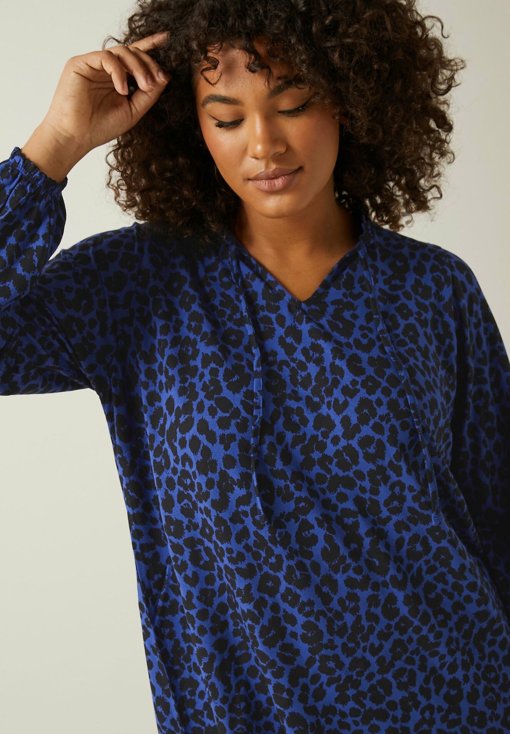 

Топ с длинными рукавами ANIMAL PRINT TIE NECK Evans, темно-синий