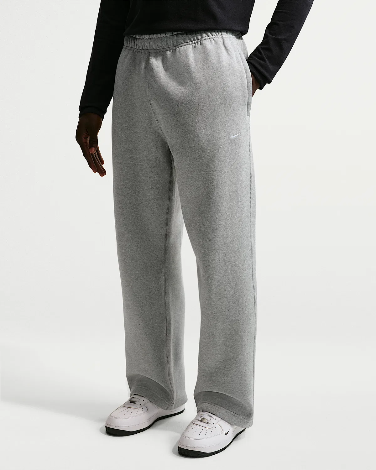 Мужские флисовые штаны Nike Solo Swoosh с открытым низом, Dark Grey Heather/Light Smoke Grey/White — фото 2