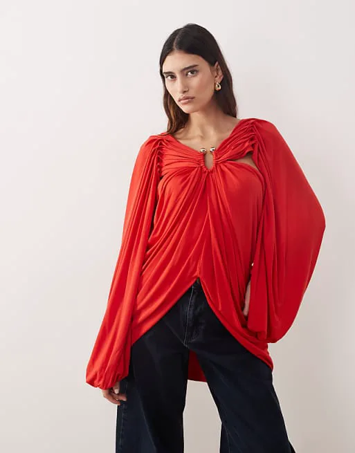 

Драпированный топ ARRANGE с металлической окантовкой и рукавом-накидкой красного цвета