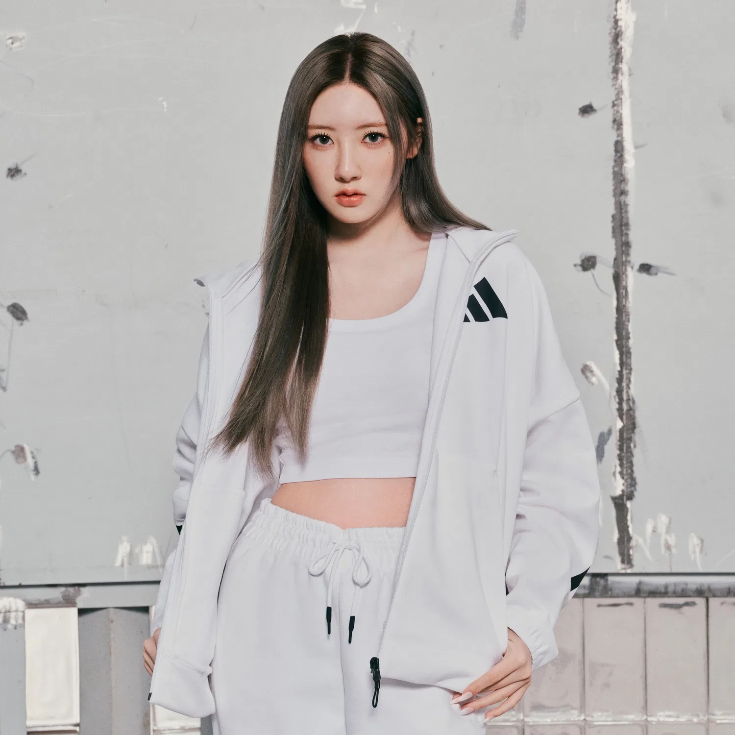 Женская спортивная куртка Z.N.E. Full-Zip Hooded Track белого цвета от Adidas — фото 2