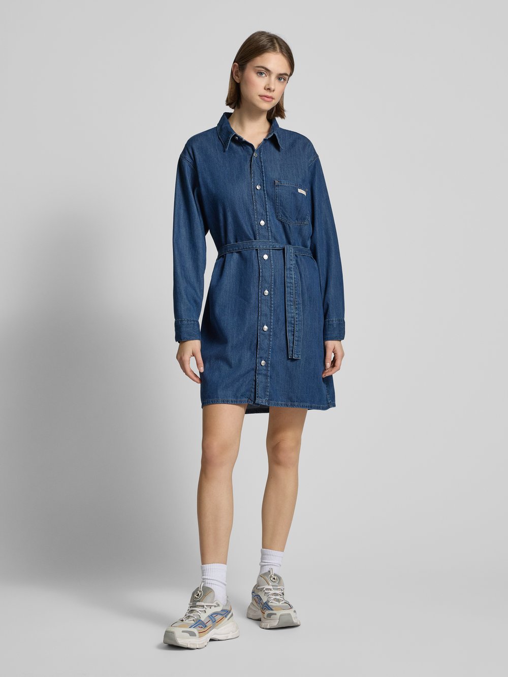 

Джинсовое платье длиной до колена с нагрудным карманом Calvin Klein Jeans