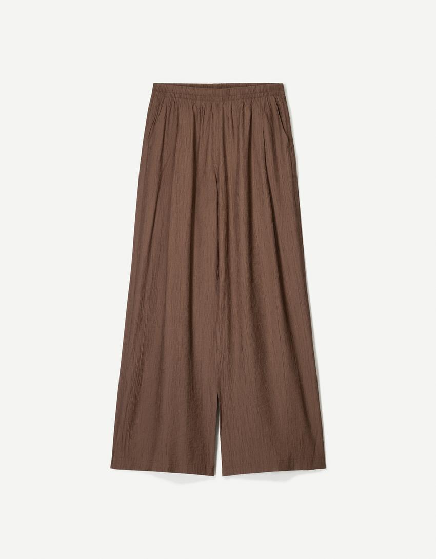 

Струящиеся широкие фактурные брюки с завязками на шнурке Bershka, коричневый