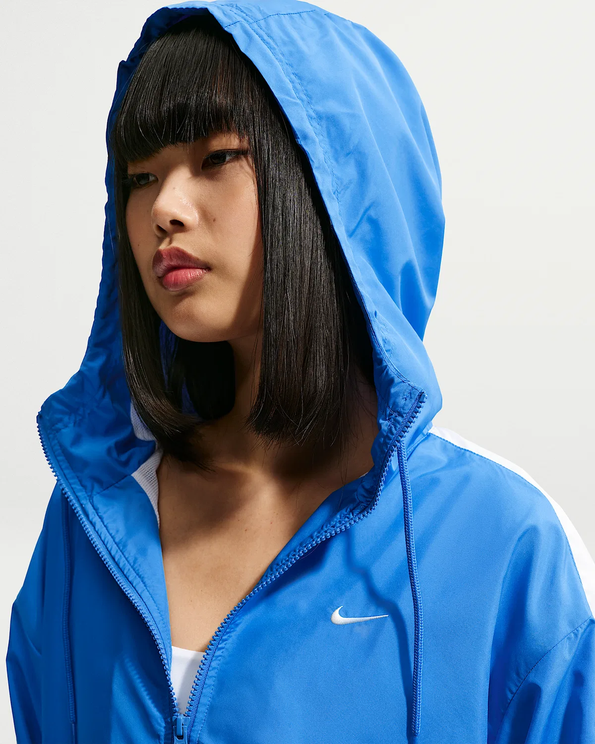 Женская свободная куртка с капюшоном UV Nike Sportswear Classic Wovens, Light Photo Blue/White/Sail — фото 3
