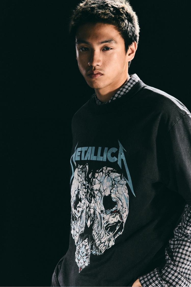 

Футболка с черепом Metallica Pull And Bear, серый