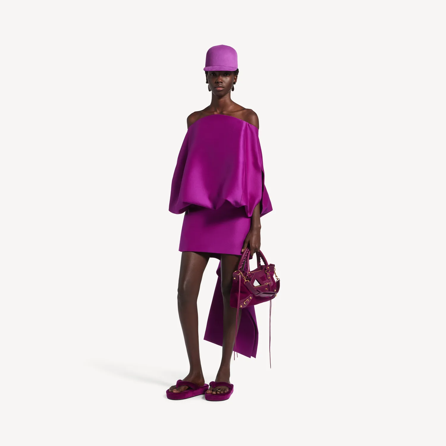 BALENCIAGA Женское платье с открытыми плечами фиолетового цвета — фото 2
