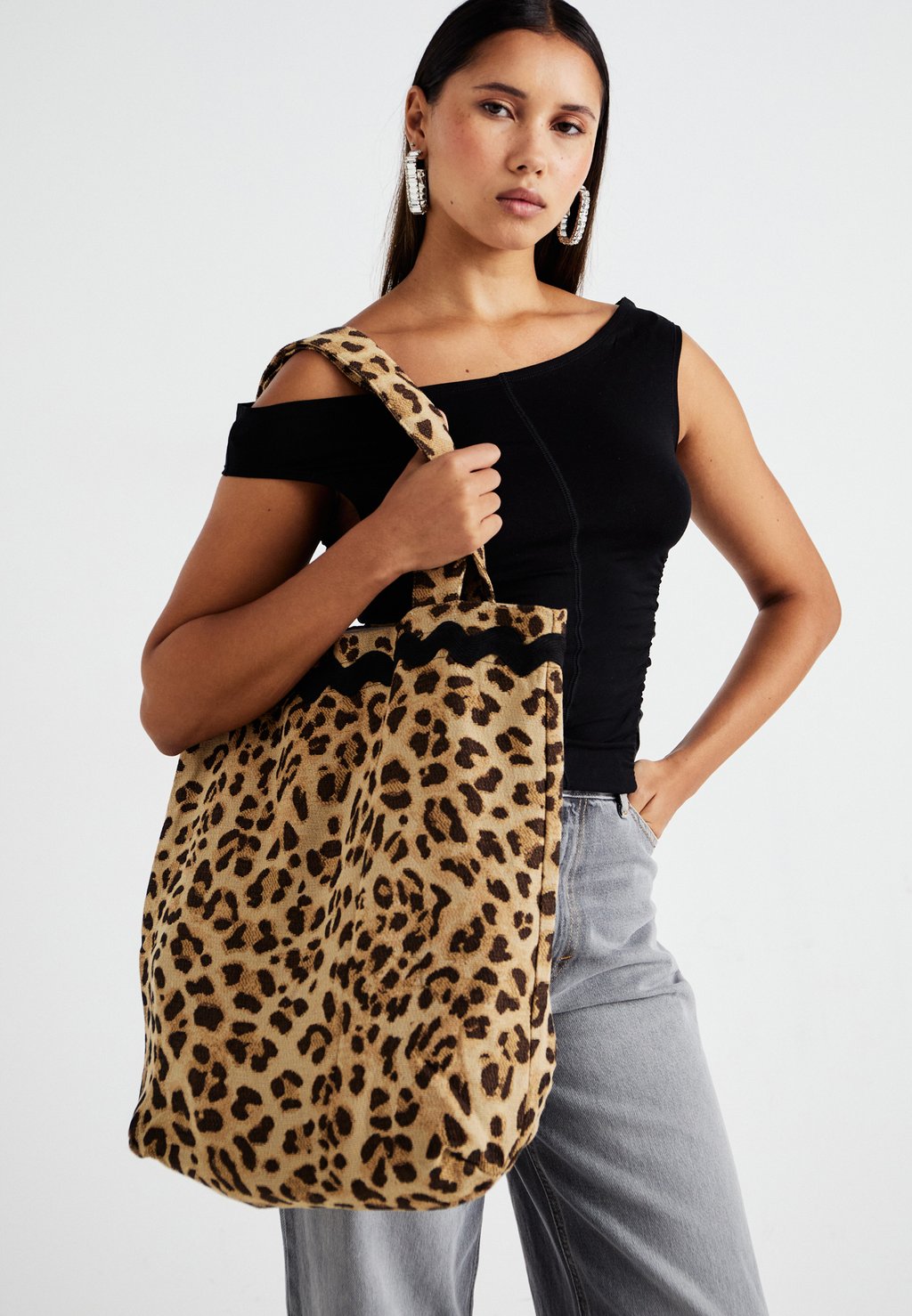 

Футболка с принтом RUCHED OFF SHOULDER Weekday, черный
