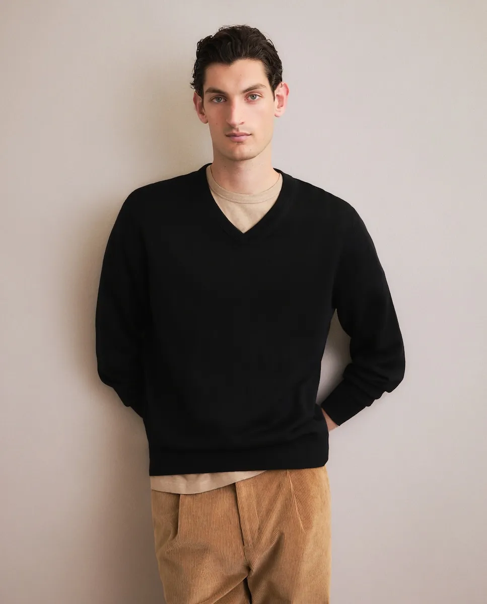 

Джемпер с V-образным вырезом, гладкий, 100% мериносовая шерсть Emidio Tucci, черный