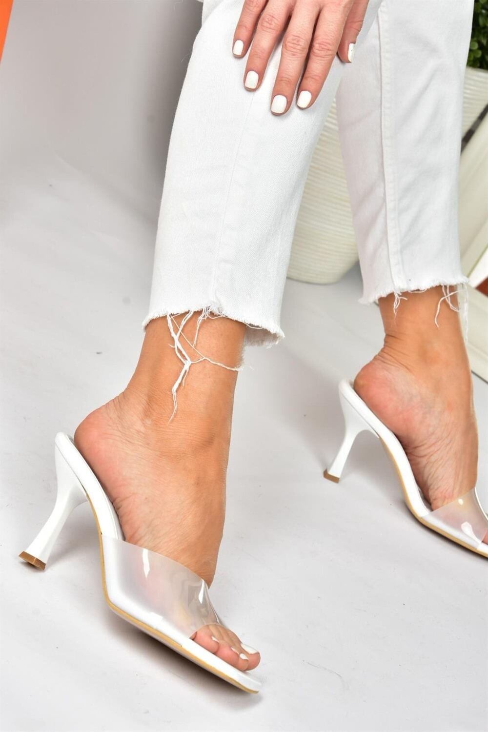 

Белые прозрачные женские тапочки на толстом каблуке Fox Shoes, белый