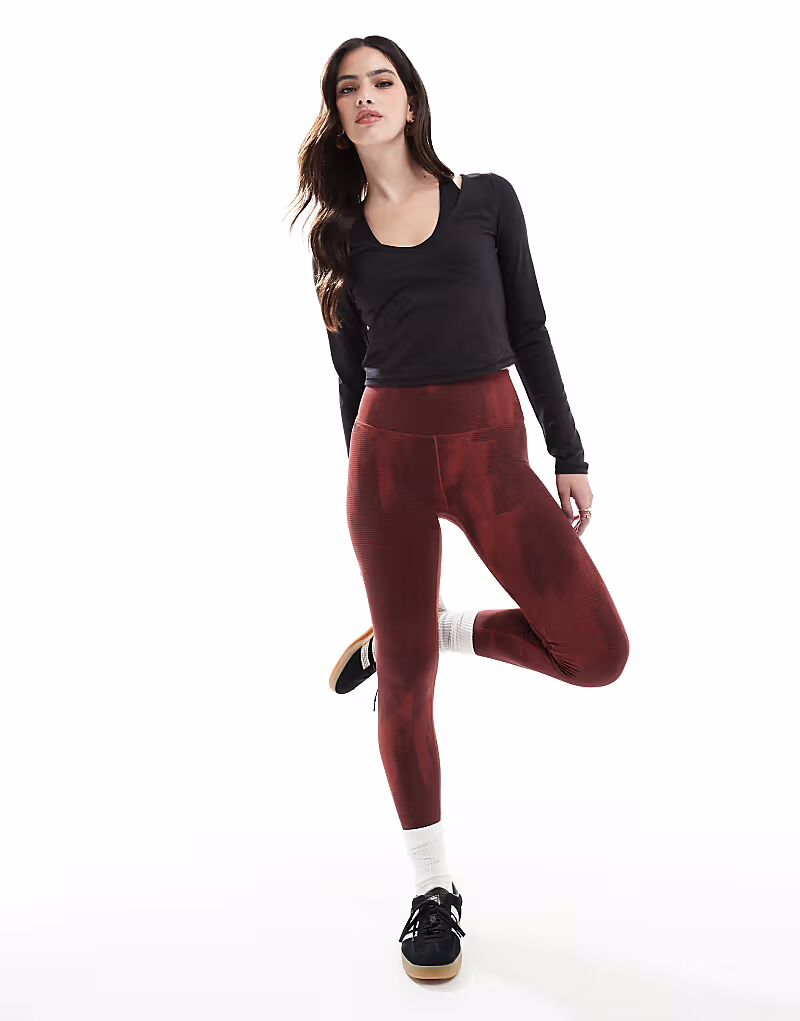 

Adidas Training - All Me - Леггинсы длиной три четверти в цветах Preloved Ruby и Aurora Ruby с графическим логотипом Adidas Performance