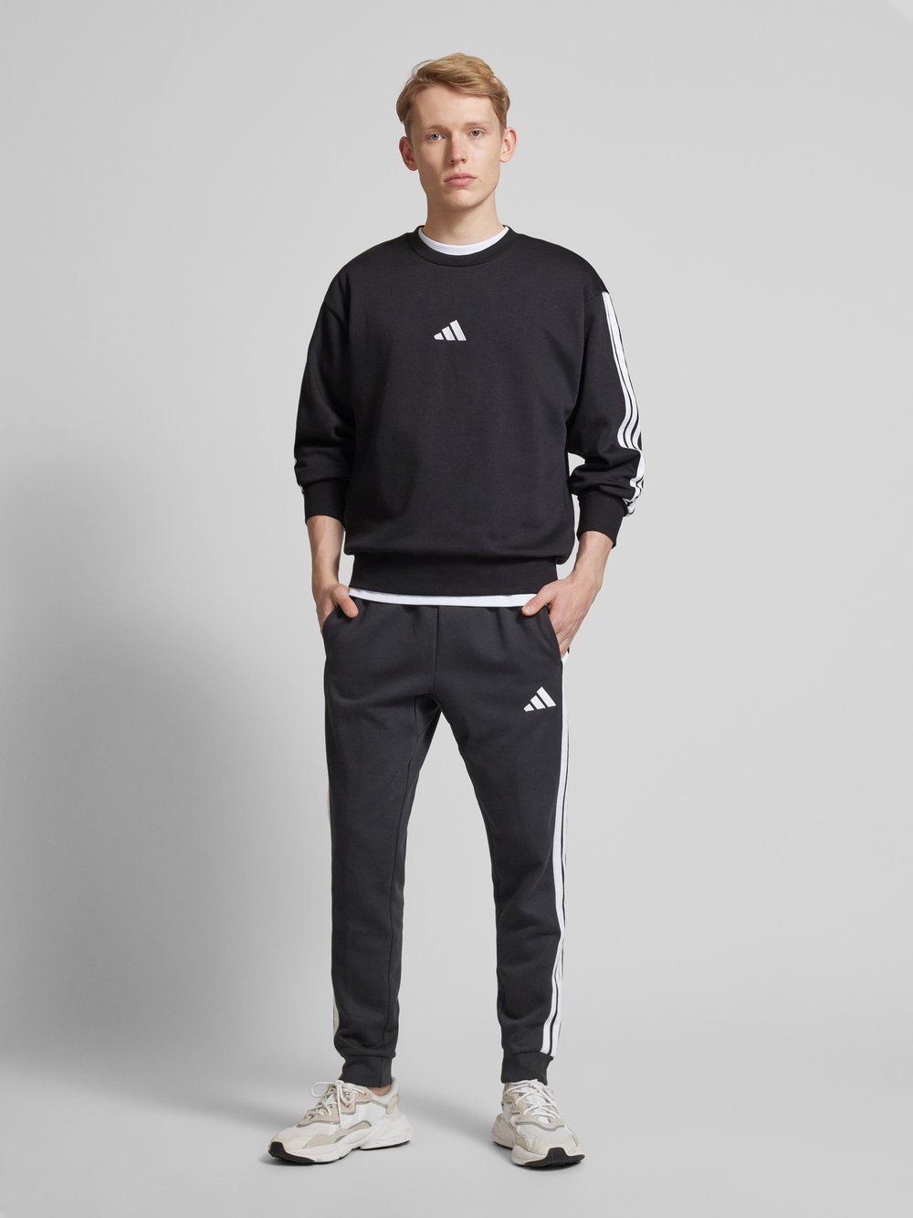 

Спортивные брюки прямого кроя с этикетками ADIDAS SPORTSWEAR, черный