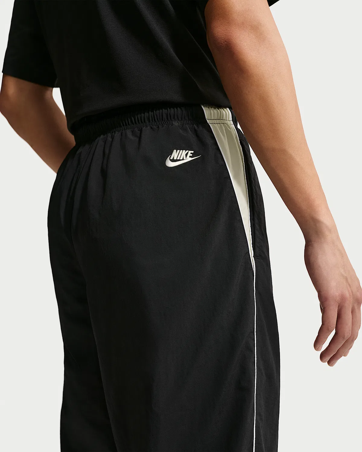 Мужские легкие штаны Nike Sportswear Club, Black/Light Khaki/Light Khaki — фото 3