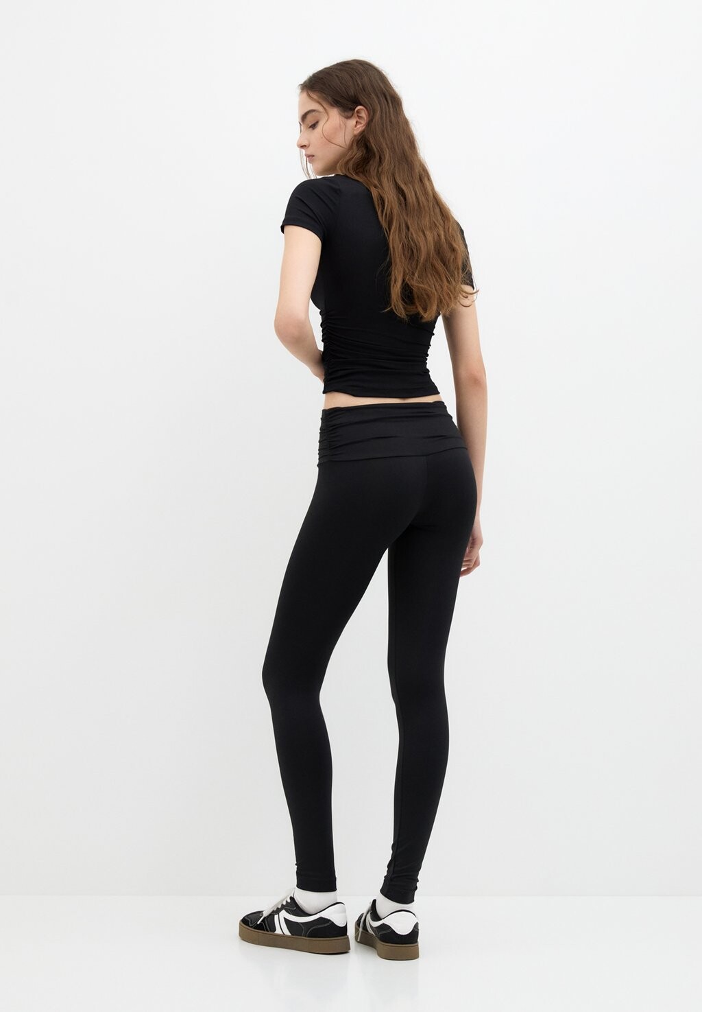 

Футболка с принтом WITH ASYMMETRIC NECKLINE PULL&BEAR, черный