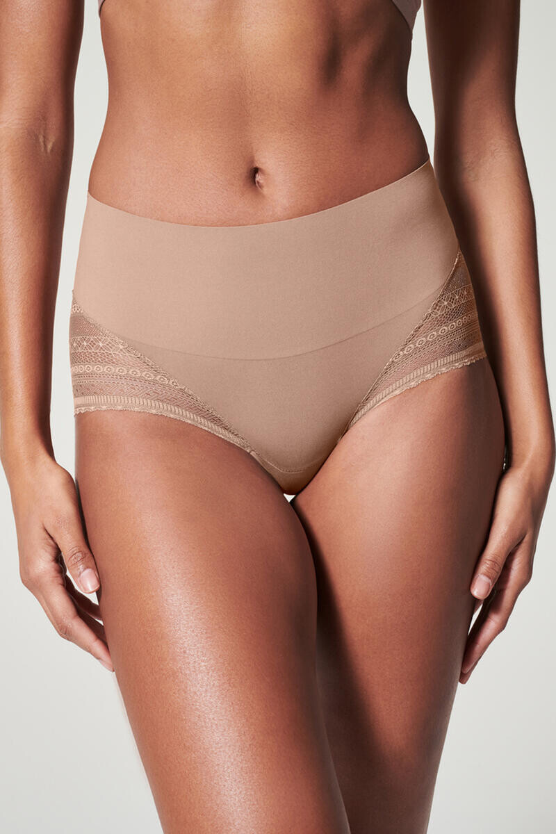 

Невидимые трусики с завышенной талией и геометрическим кружевом. Spanx, светло-бежевый