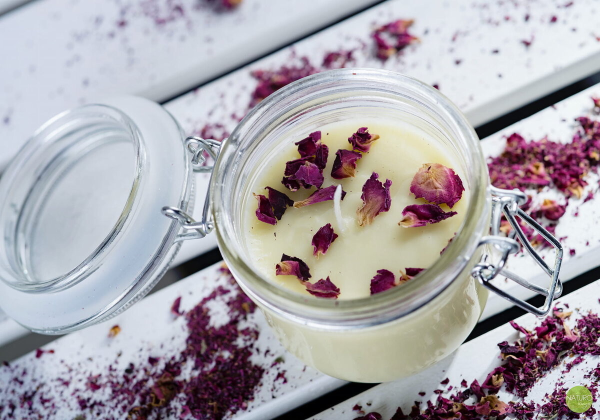 

Розовая массажная свеча Naturologia
