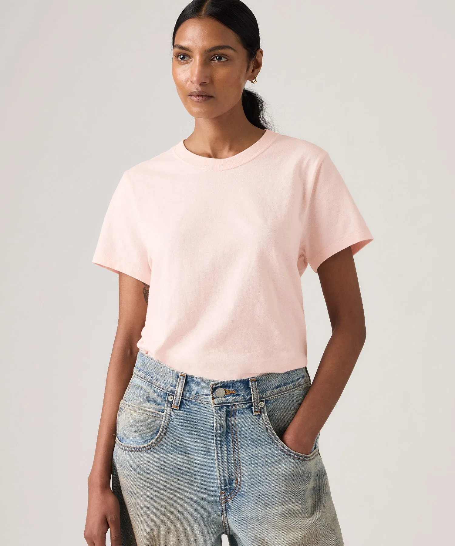 Женская футболка Levi's с круглым вырезом розовая — фото 3