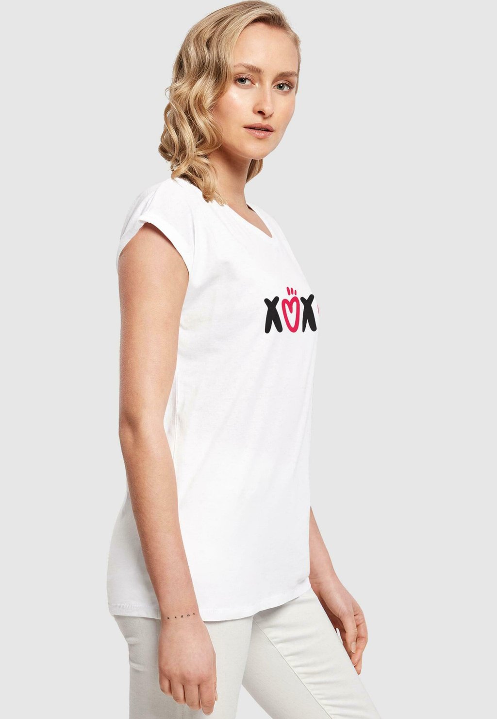 

Футболка с принтом VALENTINES DAY XOXO EXTENDED SHOULDER Merchcode, белый