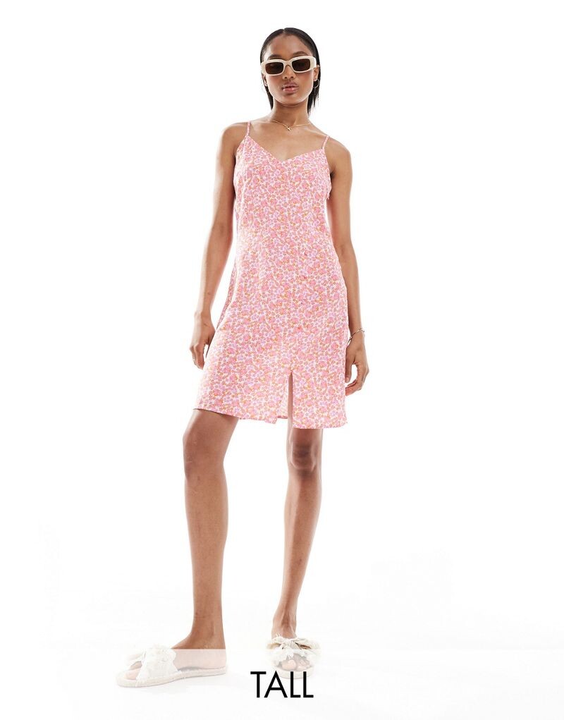 

Vero Moda Tall – мини-платье на бретелях с разрезом в розовом цветочном узоре