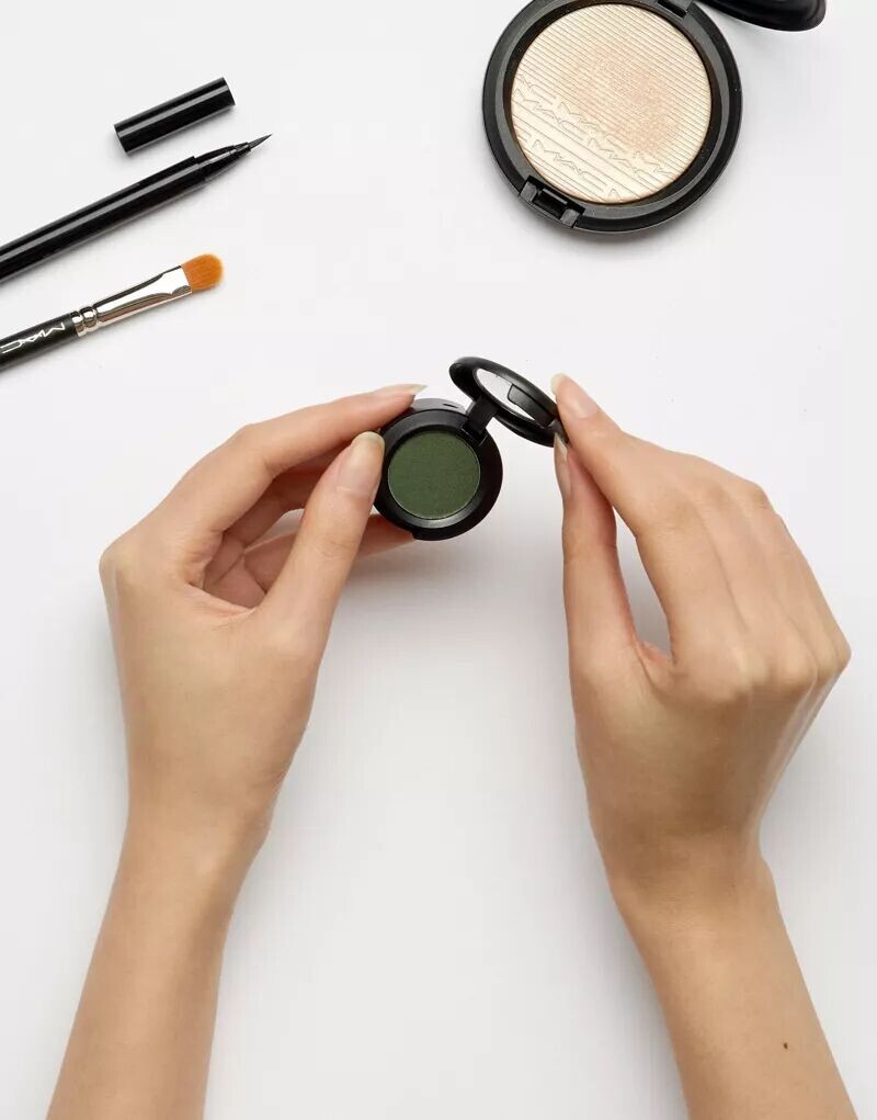 MAC – Маленькие блестящие тени для век – Влажные — фото 2