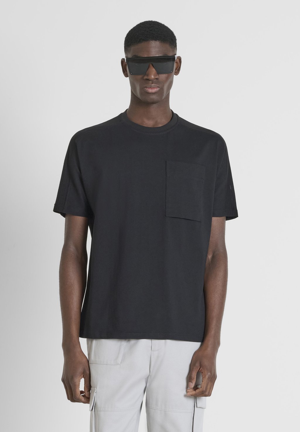 

Базовая футболка WITH CONTRAST NET MOTIF AND LOGOED BADGE Antony Morato, черный