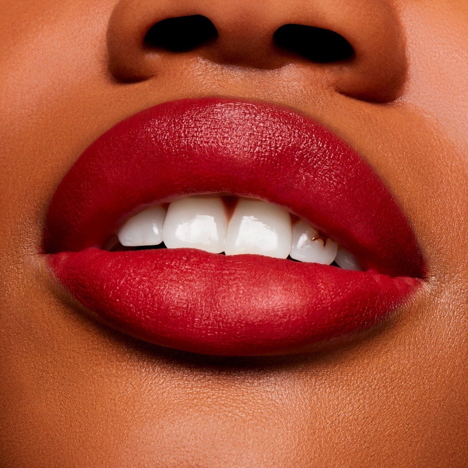 Помада для губ powder kiss velvet blur slim stick Mac, dubonnet buzz, вес 2 гр. — фото 4