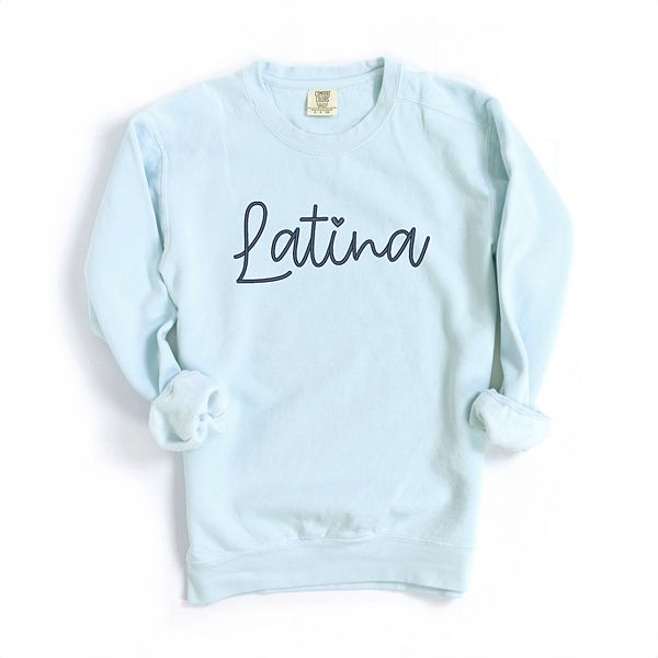

Вышитая футболка latina cursive - женский окрашенный графический свитшот Simply Sage Market, Chambray