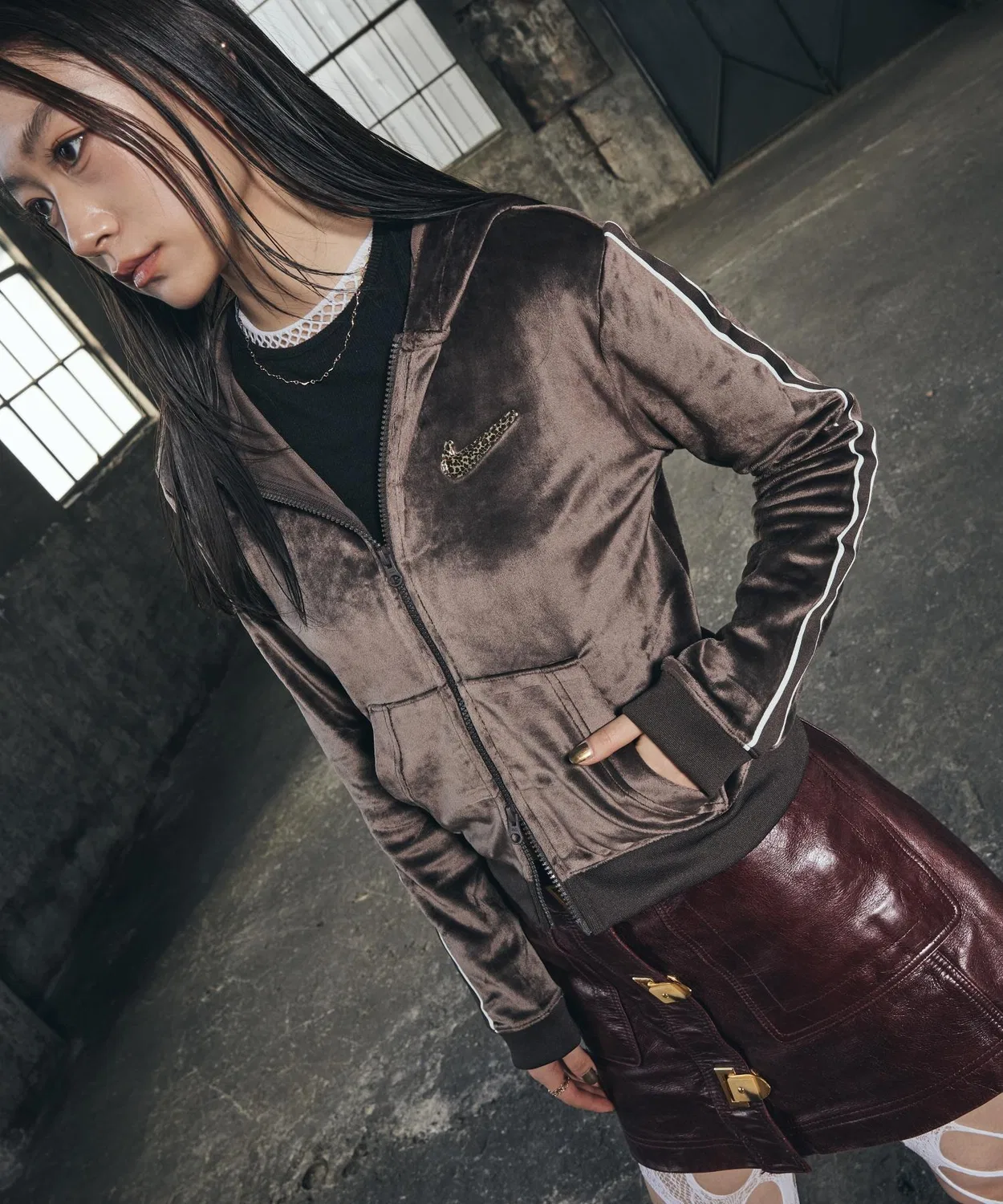 Толстовка Nike Sportswear Full-Zip Hooded Top женская, велюр, коричневая — фото 3