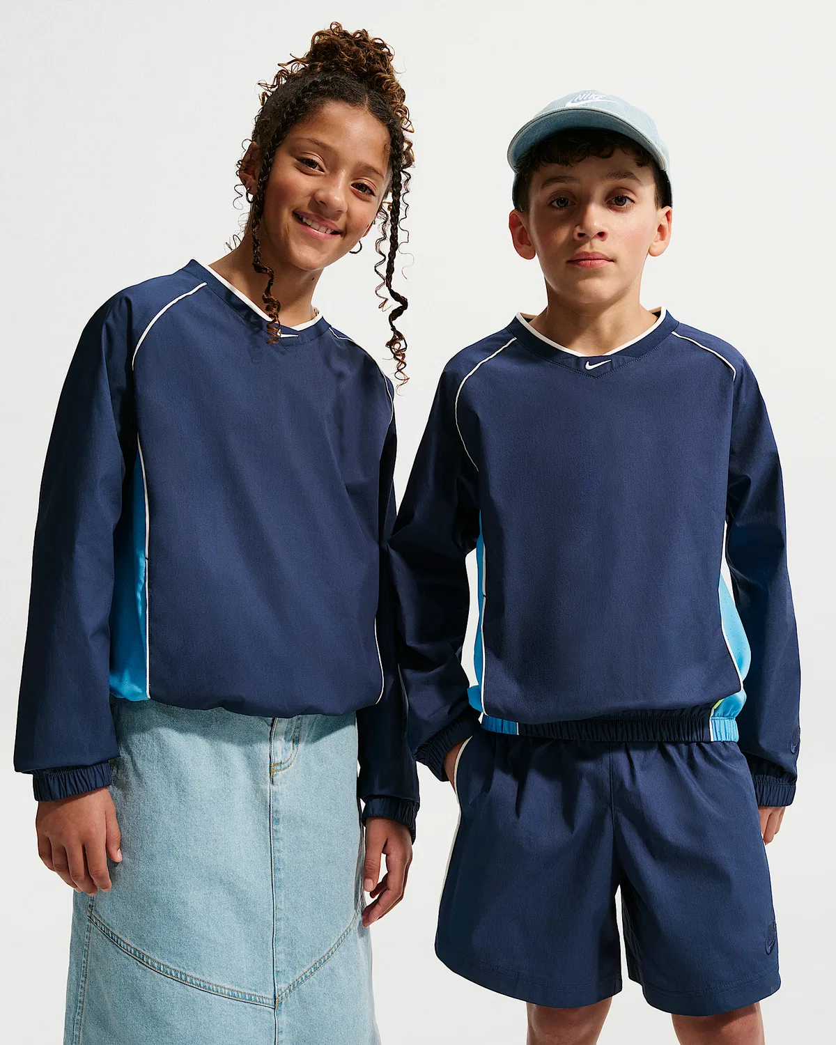 Детская вязаная рубашка с V-образным вырезом Nike Sportswear, Midnight Navy/University Blue/Soft Pearl/Midnight Navy
