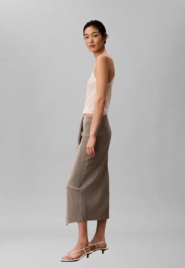 Юбка миди плиссе Calvin Klein, облегающая модель, цвет жареный кешью — фото 2