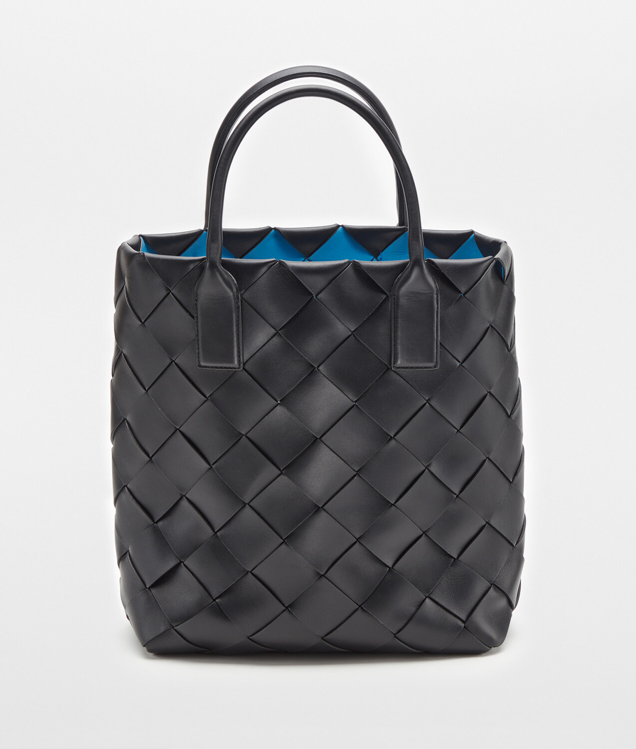Maxi intreccio tote BOTTEGA VENETA, бассейн/черный — фото 4