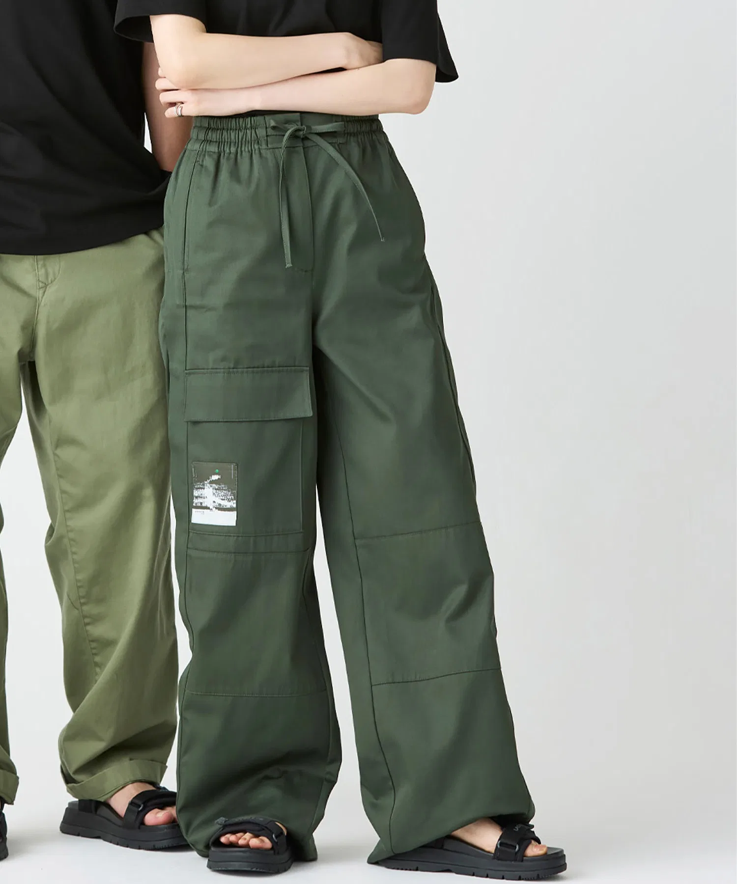 Брюки карго LACOSTE широкие прямые тёмно-зелёные
