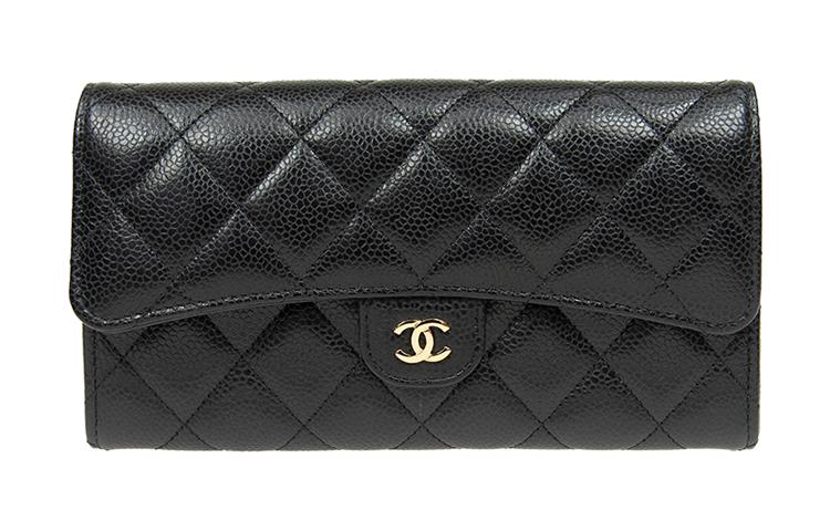

CHANEL Кожаный картхолдер с тиснением под зерно и металлической вставкой