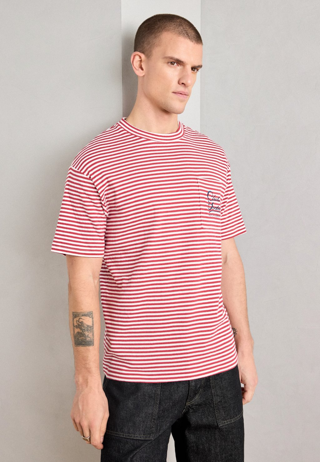 

Футболка с принтом RELAXED FIT POCKET Scotch & Soda, светло-красный